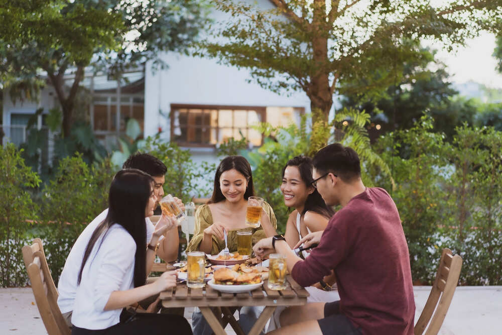 กลุ่มเพื่อนทานอาหารร่วมกันที่ร้านอาหาร