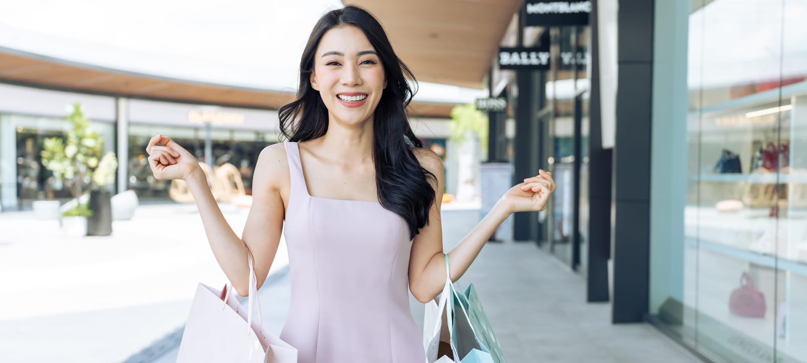 ผู้หญิงกำลังช้อปปิ้งลักชูรี่แบรนด์ ในไทย