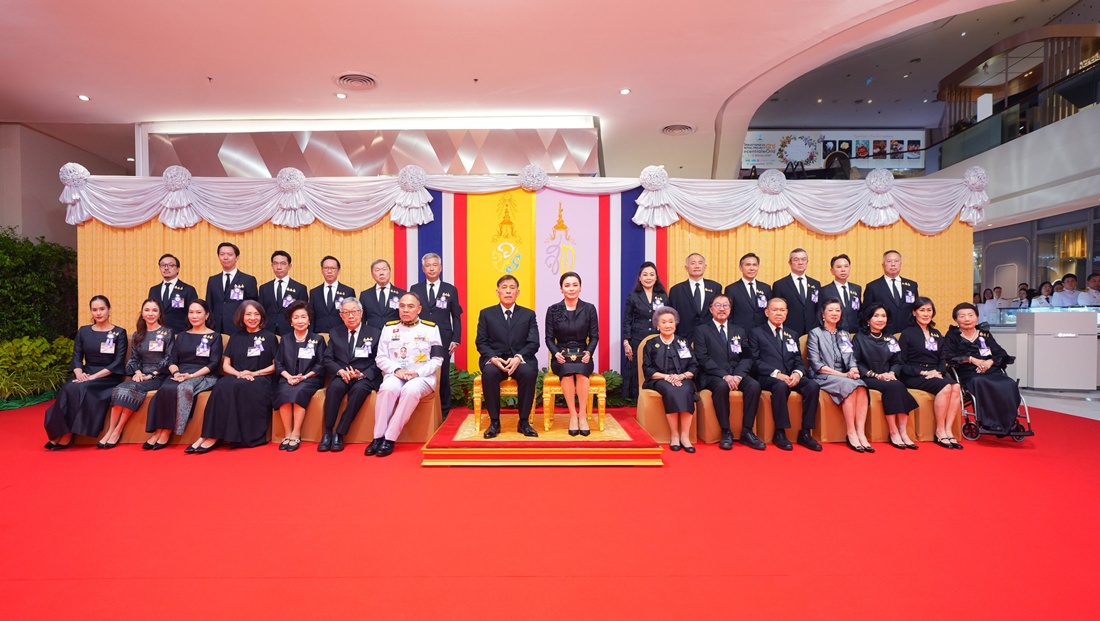 พระบาทสมเด็จพระเจ้าอยู่หัว และสมเด็จพระนางเจ้า ฯ พระบรมราชินี เสด็จพระราชดำเนินไปทรงเปิดงาน “โครงการหลวง 57” ณ ศูนย์การค้าเซ็นทรัลเวิลด์ เขตปทุมวัน กรุงเทพมหานคร